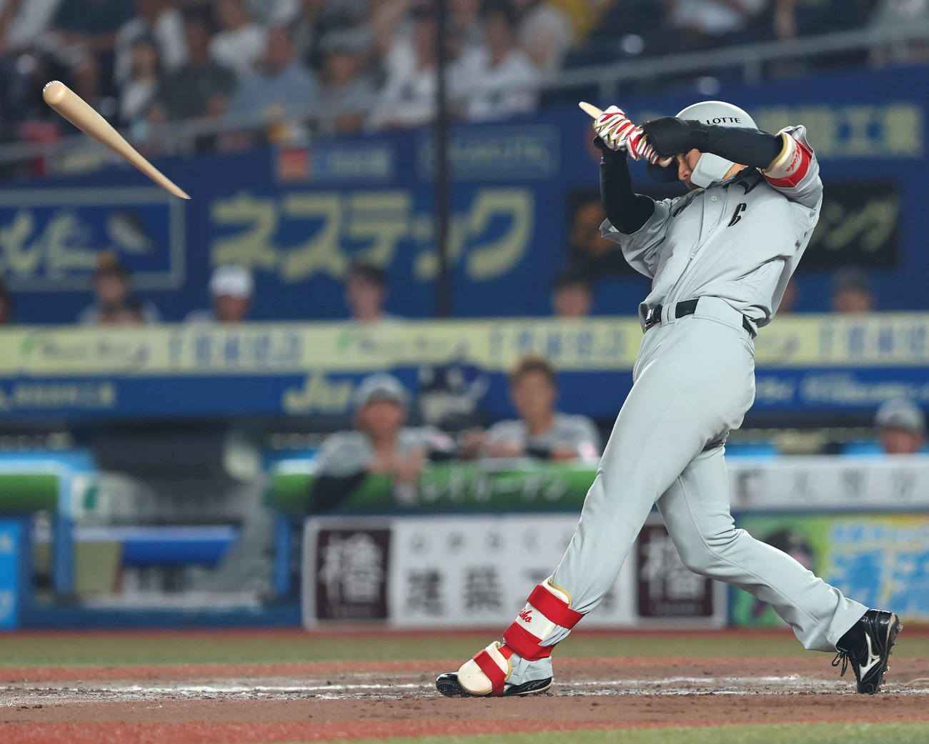 ロッテ対日本ハム　8回裏ロッテ1死満塁、中前適時打を放つ西川（撮影・河田真司）