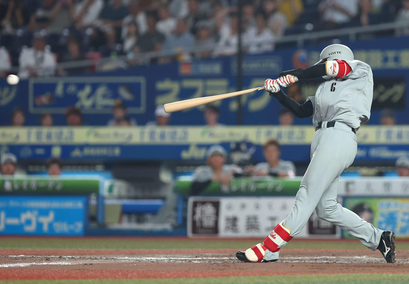 ロッテ対日本ハム　8回裏ロッテ1死満塁、中前適時打を放つ西川（撮影・河田真司）