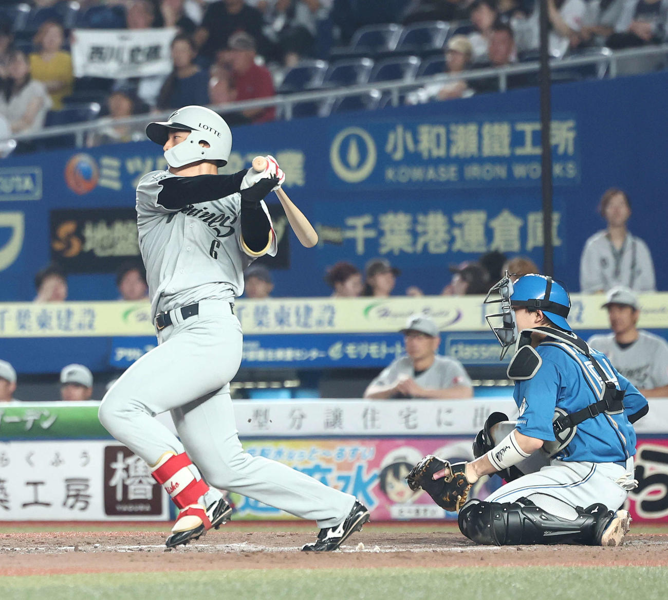 ロッテ対日本ハム　5回裏ロッテ2死一塁、右前打を放つ西川（撮影・河田真司）