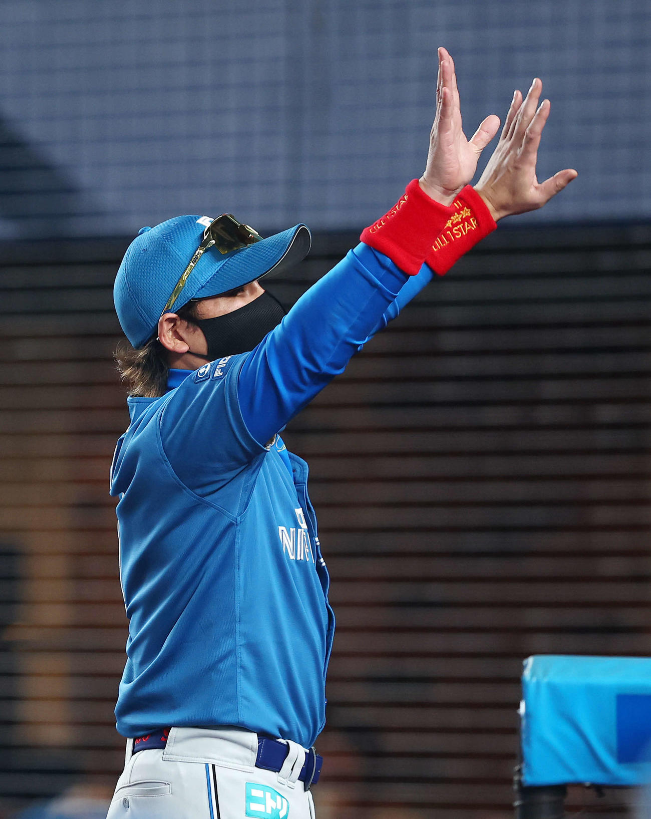 ロッテ対日本ハム　ロッテに勝利し、声援に応えながら引き揚げる新庄監督（撮影・河田真司）