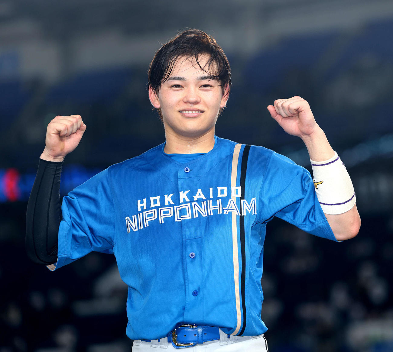 ロッテ対日本ハム　ロッテに勝利し、笑顔でガッツポーズする日本ハム田宮（撮影・河田真司）