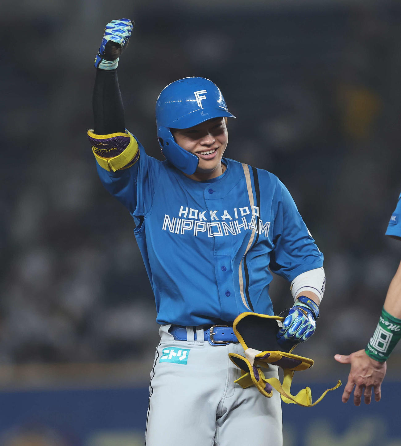 ロッテ対日本ハム　3回表日本ハム2死二、三塁、適時三塁打で出塁しガッツポーズする田宮（撮影・河田真司）