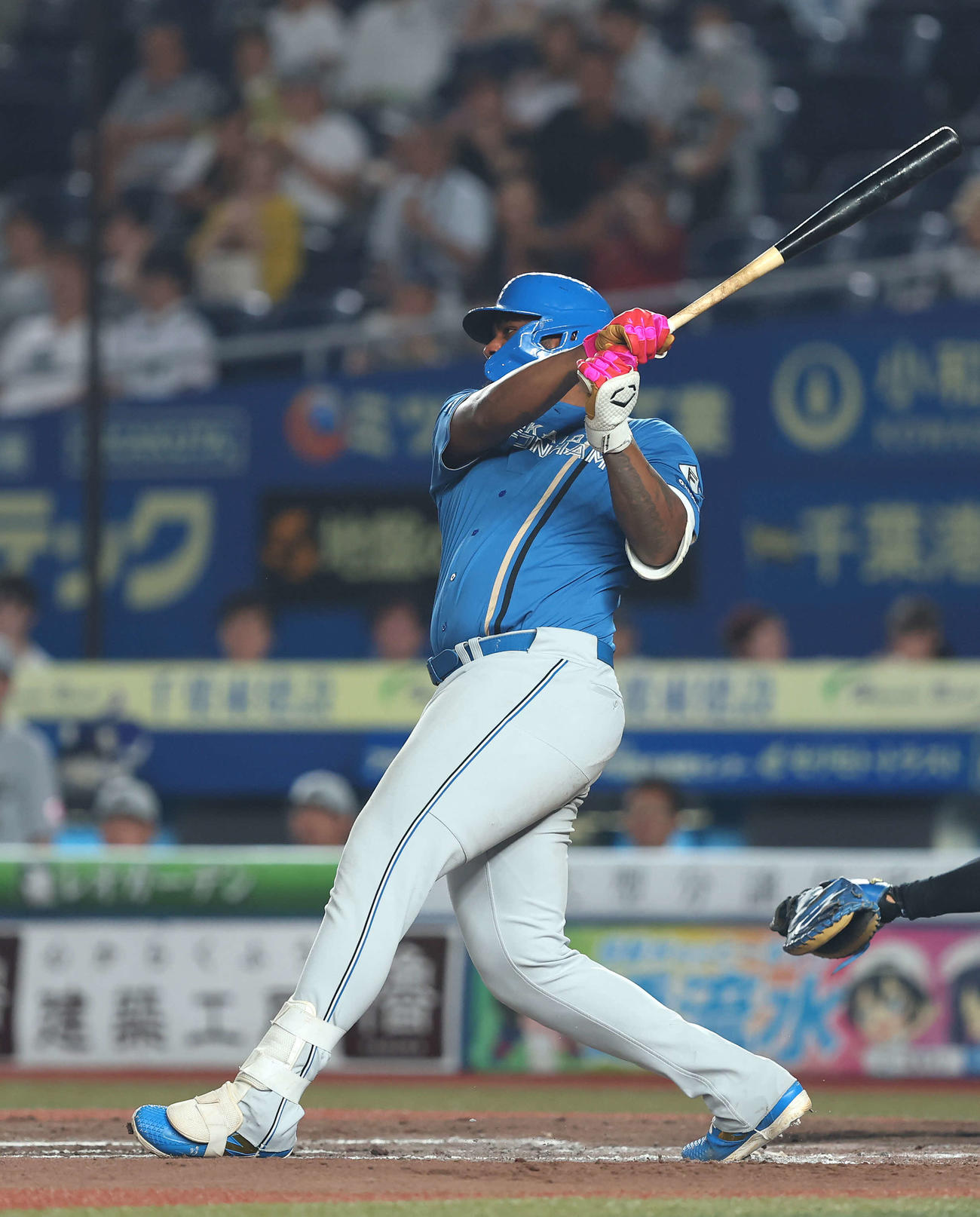 ロッテ対日本ハム　3回表日本ハム1死二、三塁、中前適時打を放つレイエス（撮影・河田真司）