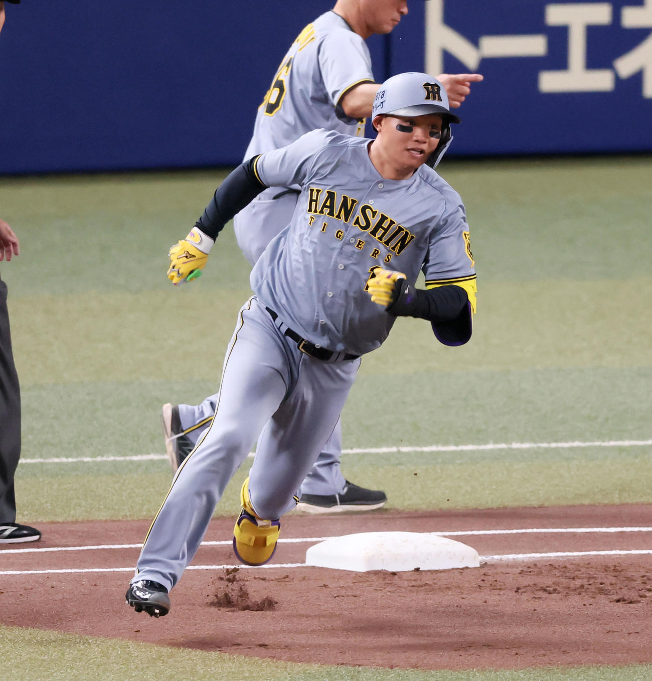 中日対阪神　1回表阪神2死、森下は左越え二塁打を放つ（撮影・加藤哉）