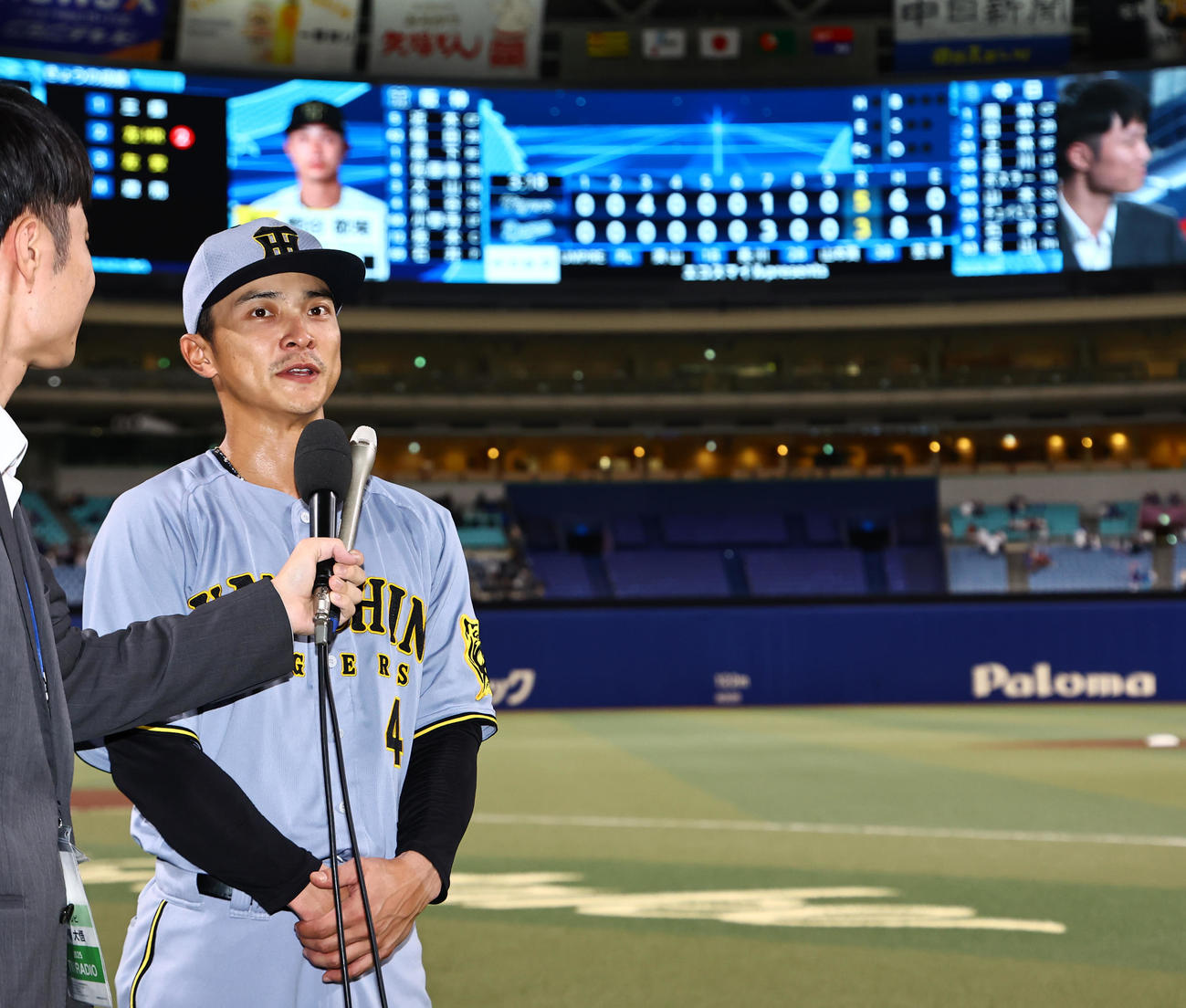 中日対阪神　プロ初本塁打を放った熊谷はヒーローインタビューを受ける（撮影・上田博志）
