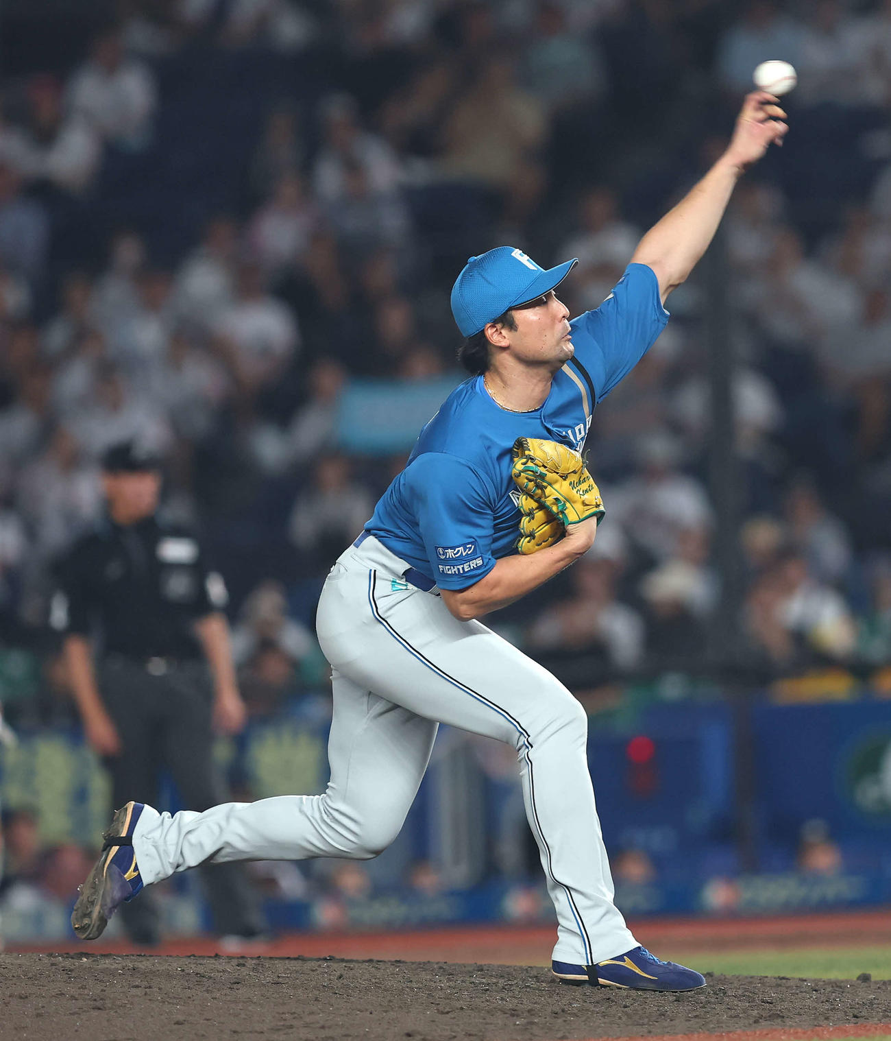 ロッテ対日本ハム　8回裏ロッテ2死一、二塁、力投する上原（撮影・河田真司）