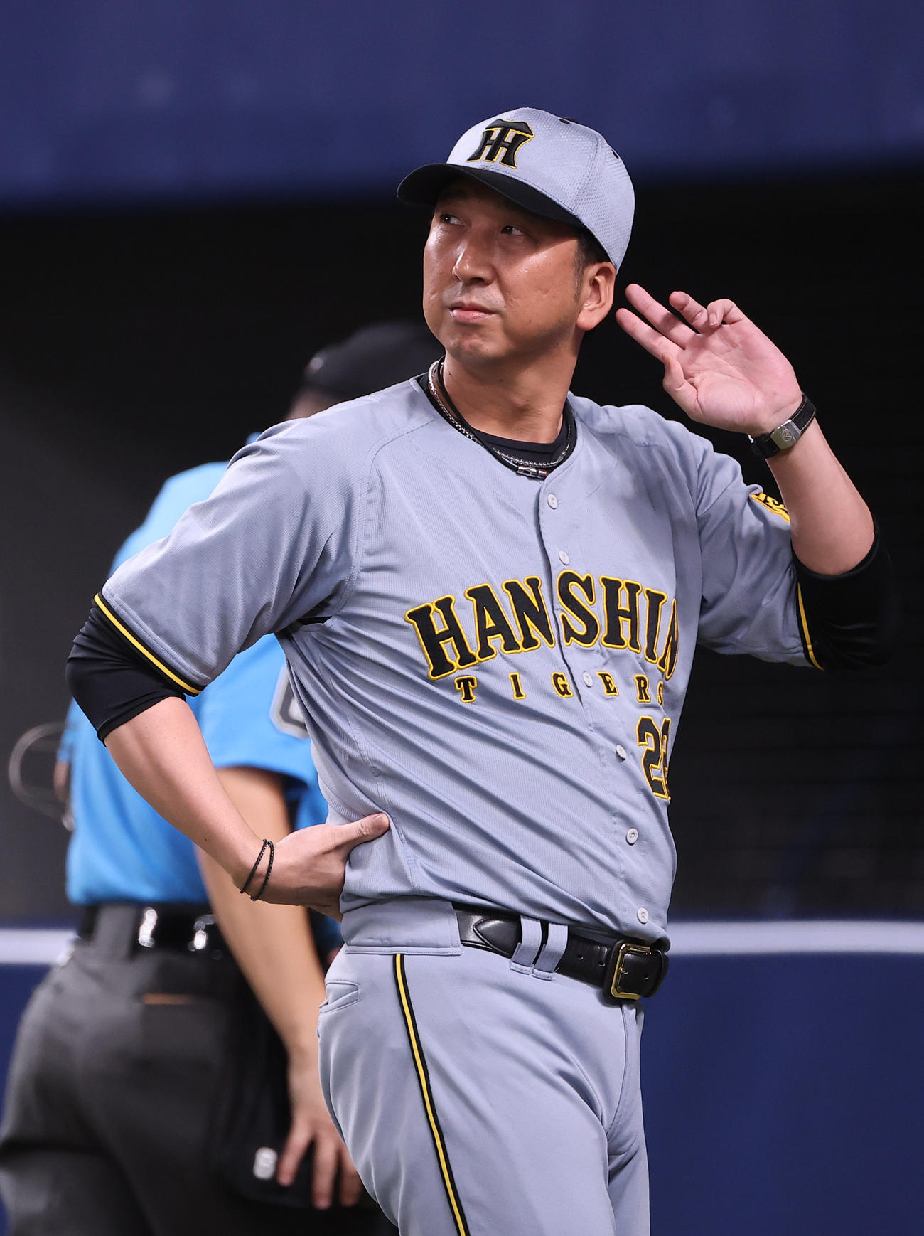 中日対阪神　選手交代を告げる藤川監督（撮影・上田博志）