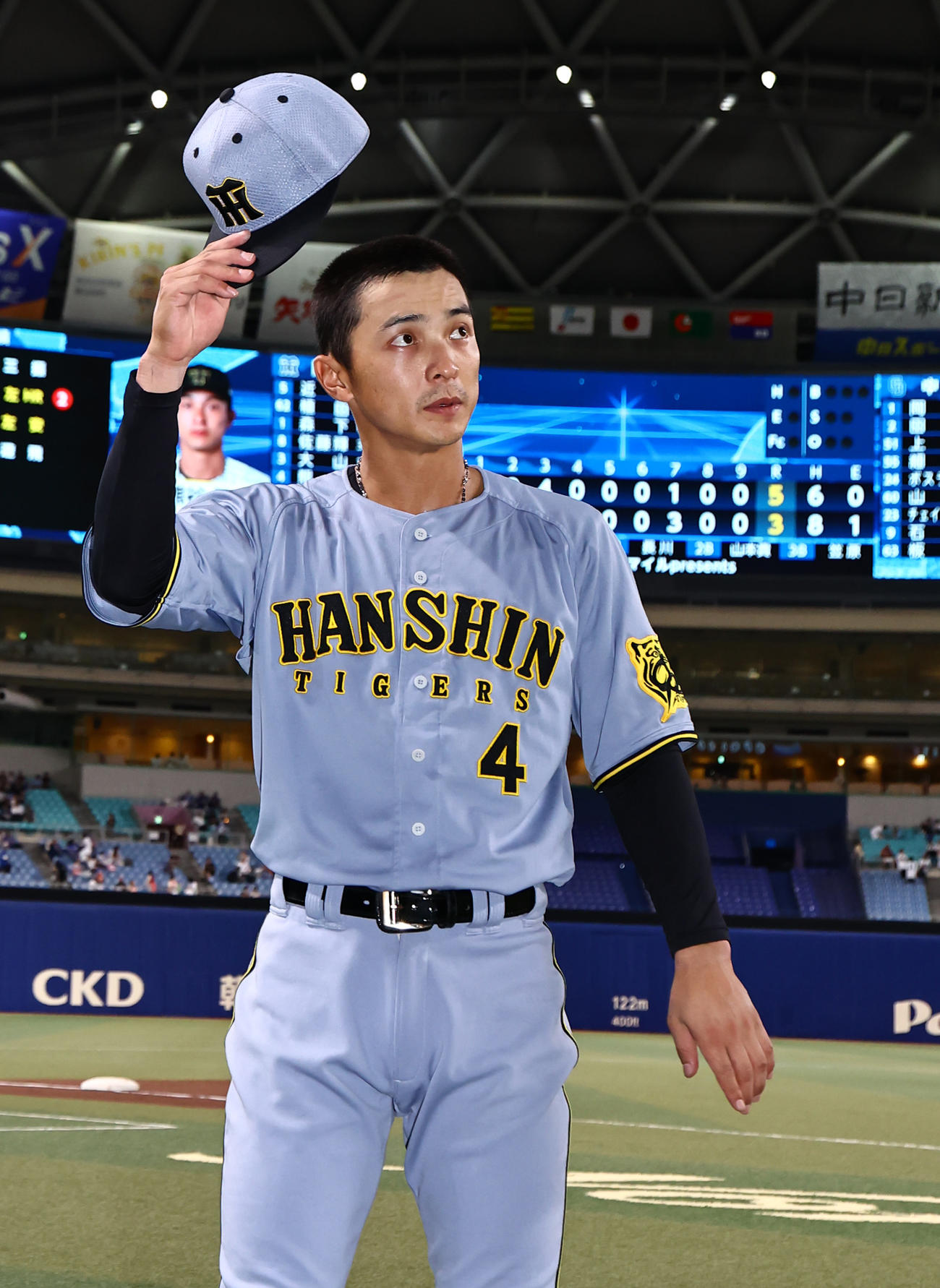 中日対阪神　プロ初本塁打を放った熊谷はヒーローインタビュー後にファンの歓声に応える（撮影・上田博志）