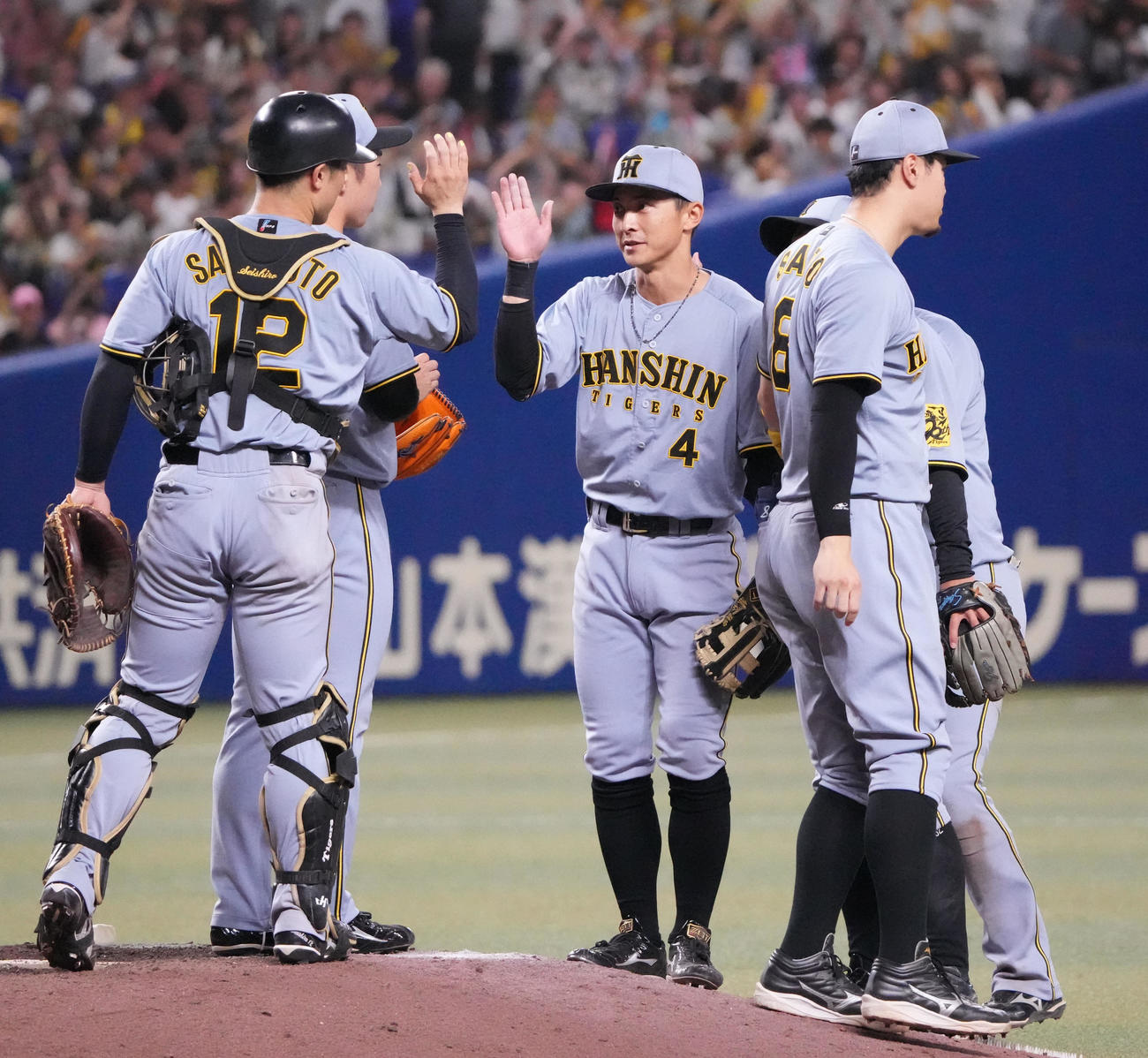 中日対阪神　試合終了、勝利に喜ぶ熊谷（中央）ら阪神ナイン（撮影・森本幸一）