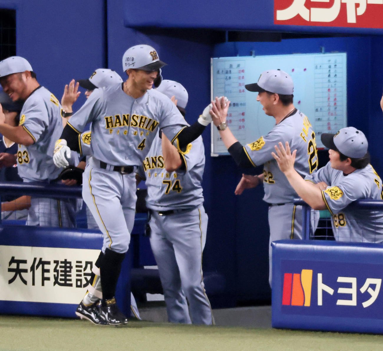 中日対阪神　3回表阪神1死一塁、熊谷は左越え2点本塁打を放ちベンチの藤川監督（右）とタッチする（撮影・加藤哉）