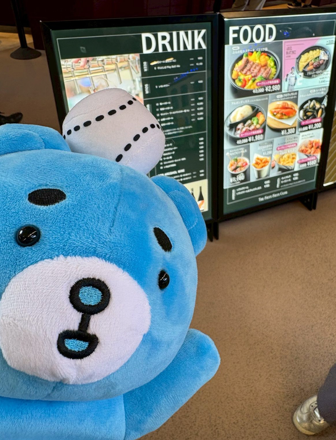 情報を聞いて早速、お店の前でメニューをチェックするえふたん