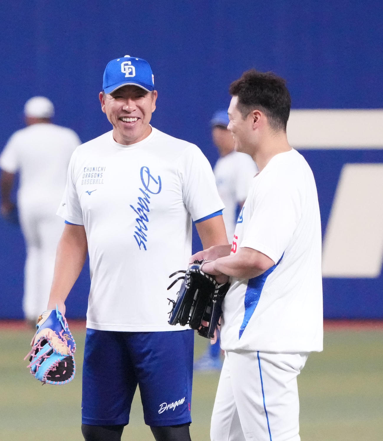 中日対阪神　試合前、言葉を交わす左から井上監督と細川（撮影・森本幸一）