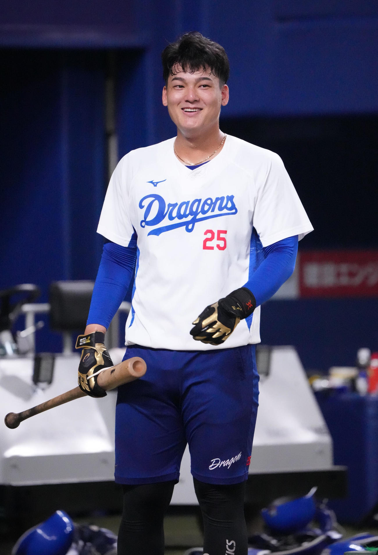 中日対阪神　試合前、一軍練習に合流し明るい表情を見せる石川昂（撮影・森本幸一）