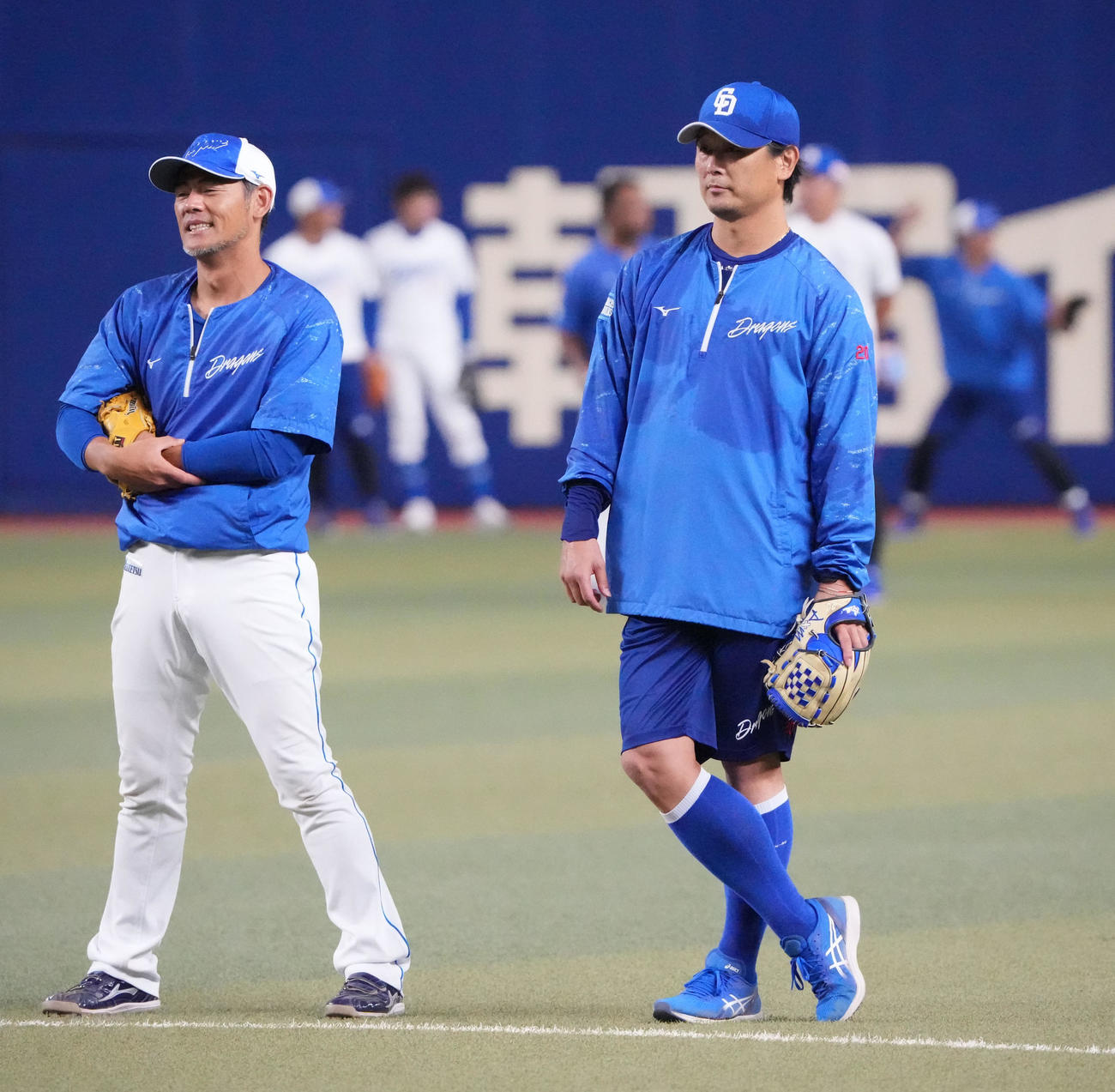 中日対阪神　試合前、言葉を交わす左から飯山野手総合コーチ、涌井（撮影・森本幸一）