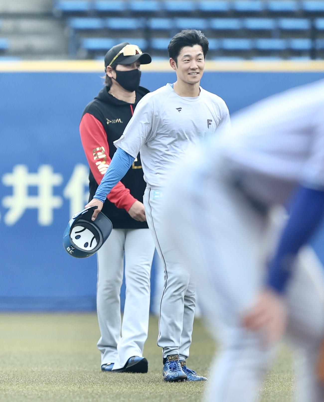 ロッテ対日本ハム　試合前、笑顔を見せる日本ハム石井（手前）と新庄監督（撮影・河田真司）