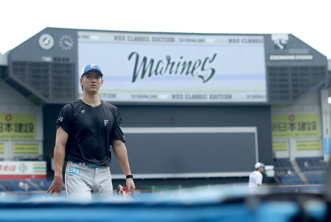 ロッテ対日本ハム　試合前、移動する達（撮影・河田真司）