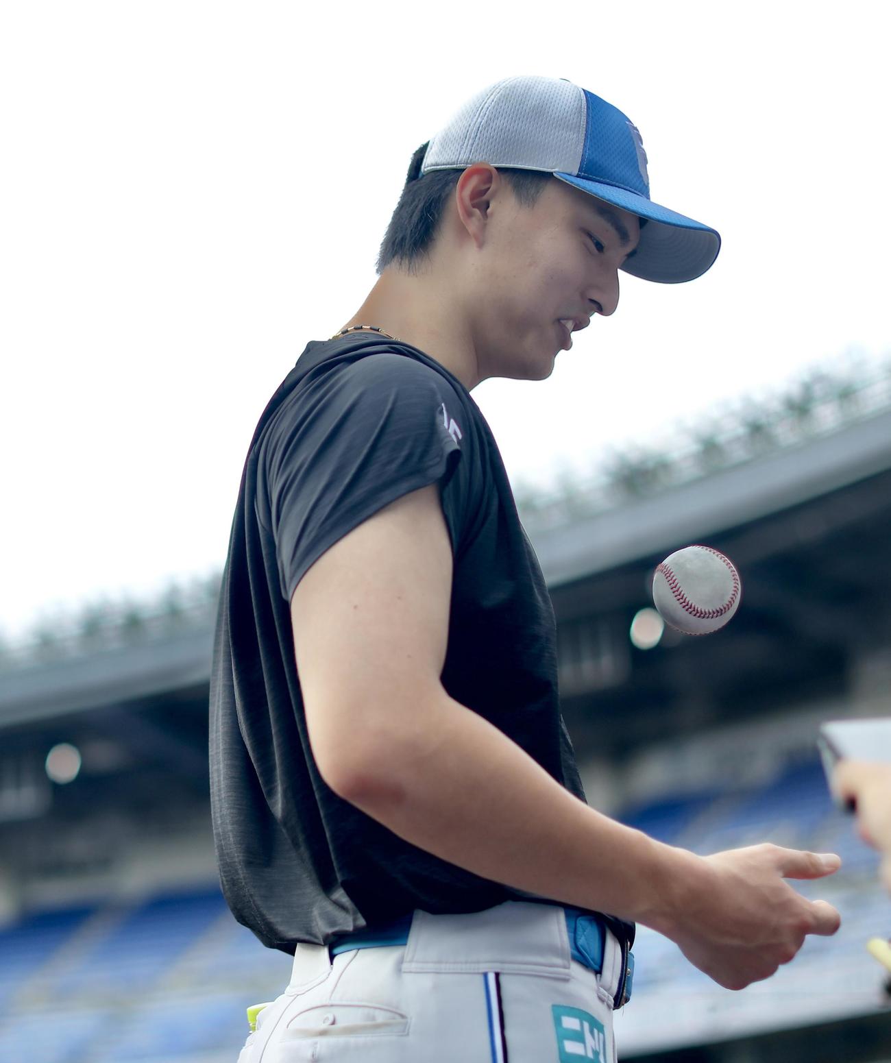 ロッテ対日本ハム　試合前、記者の質問に答える達（撮影・河田真司）