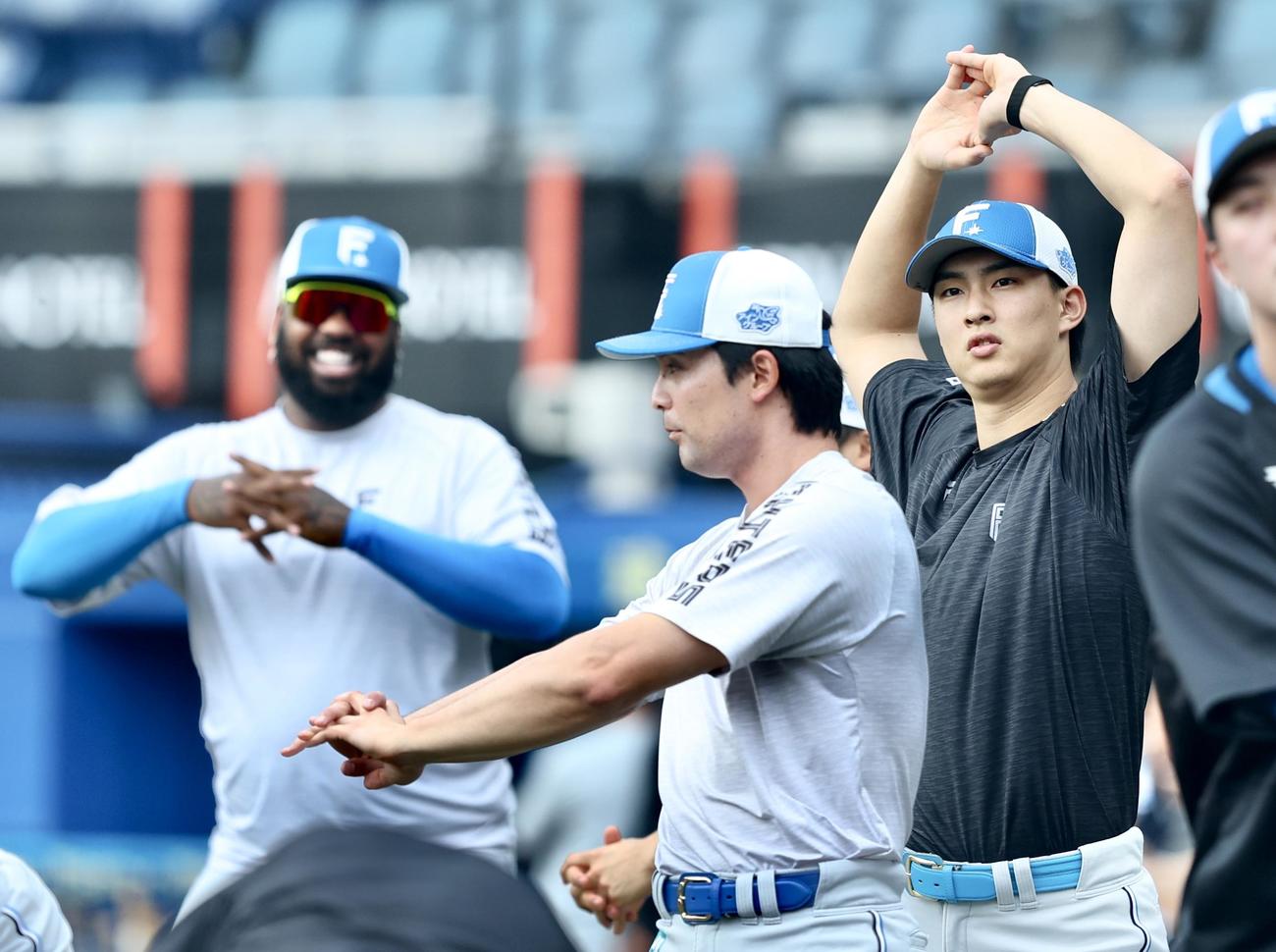 ロッテ対日本ハム　試合前、ウオーミングアップする日本ハム達（右）（撮影・河田真司）