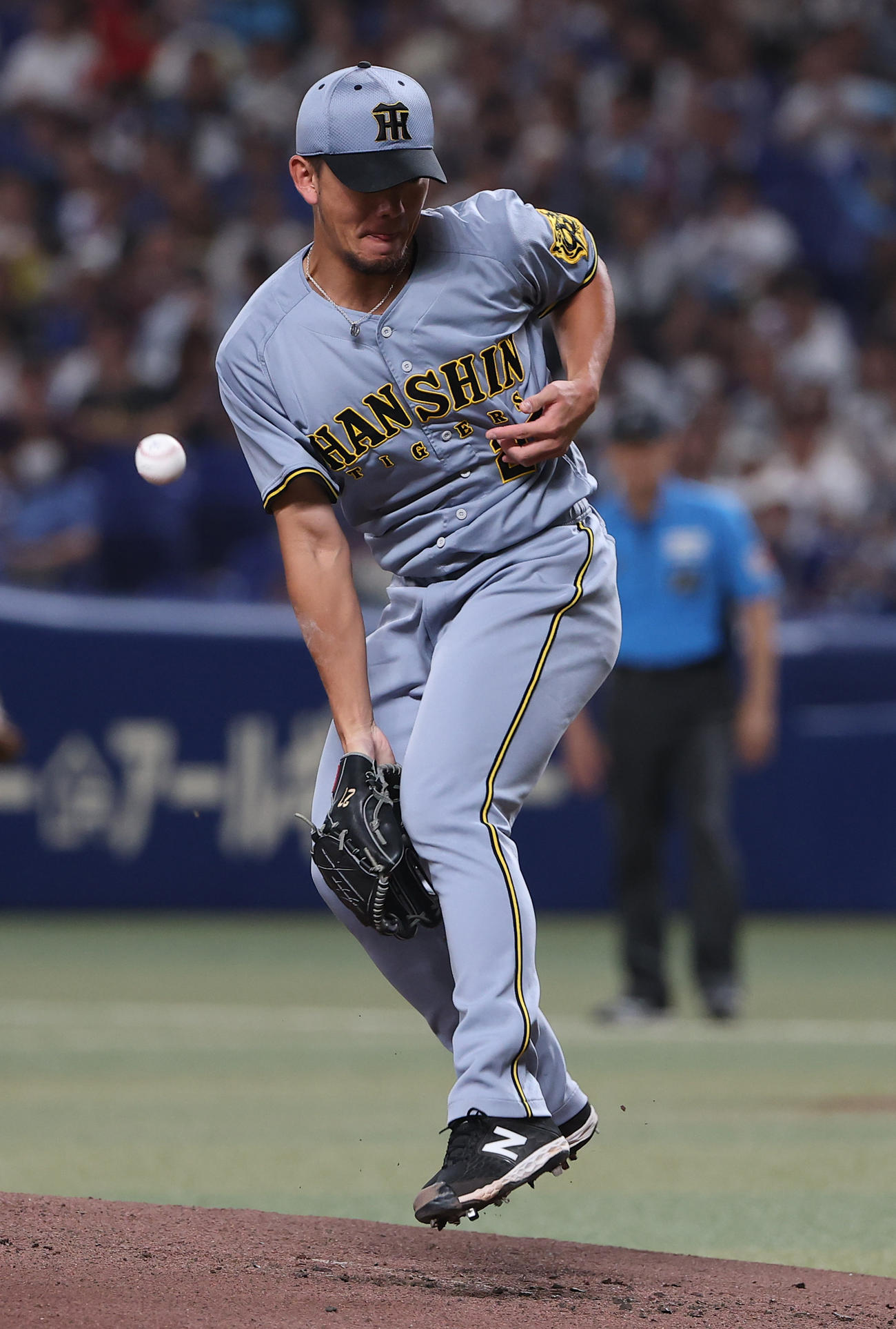 中日対阪神　1回裏中日無死、岡林の打球を体に当てる伊藤（撮影・上田博志）