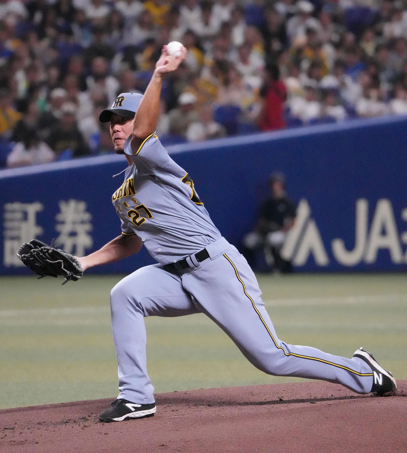 中日対阪神　1回裏、登板する阪神先発の伊藤将（撮影・森本幸一）