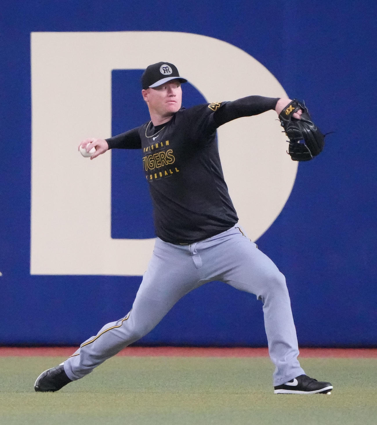 中日対阪神　試合前、キャッチボールをするネルソン（撮影・森本幸一）
