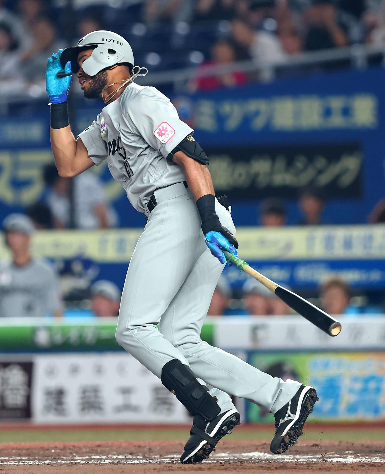 ロッテ対日本ハム　2回裏ロッテ1死、中前打を放つアセベド（撮影・河田真司）