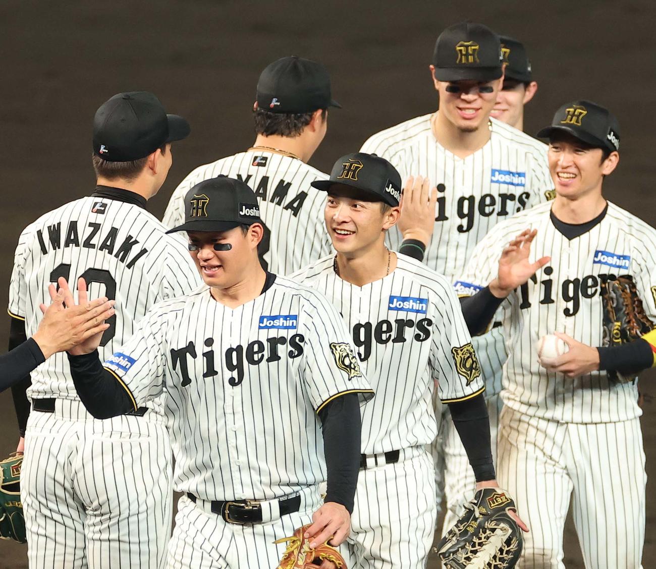 ハイタッチする森下、佐藤、近本ら（2025年8月撮影）