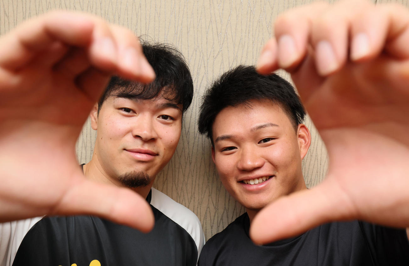 クリーンアップとして今年の阪神をけん引した佐藤輝と森下（撮影・加藤哉）