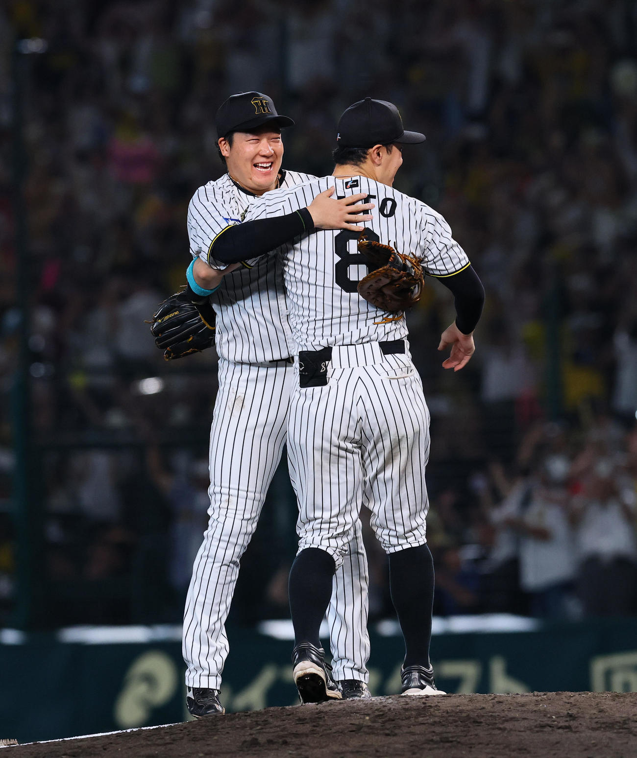 阪神対広島　リーグ優勝を決め、佐藤輝と抱き合って喜ぶ阪神大山（撮影・藤尾明華）