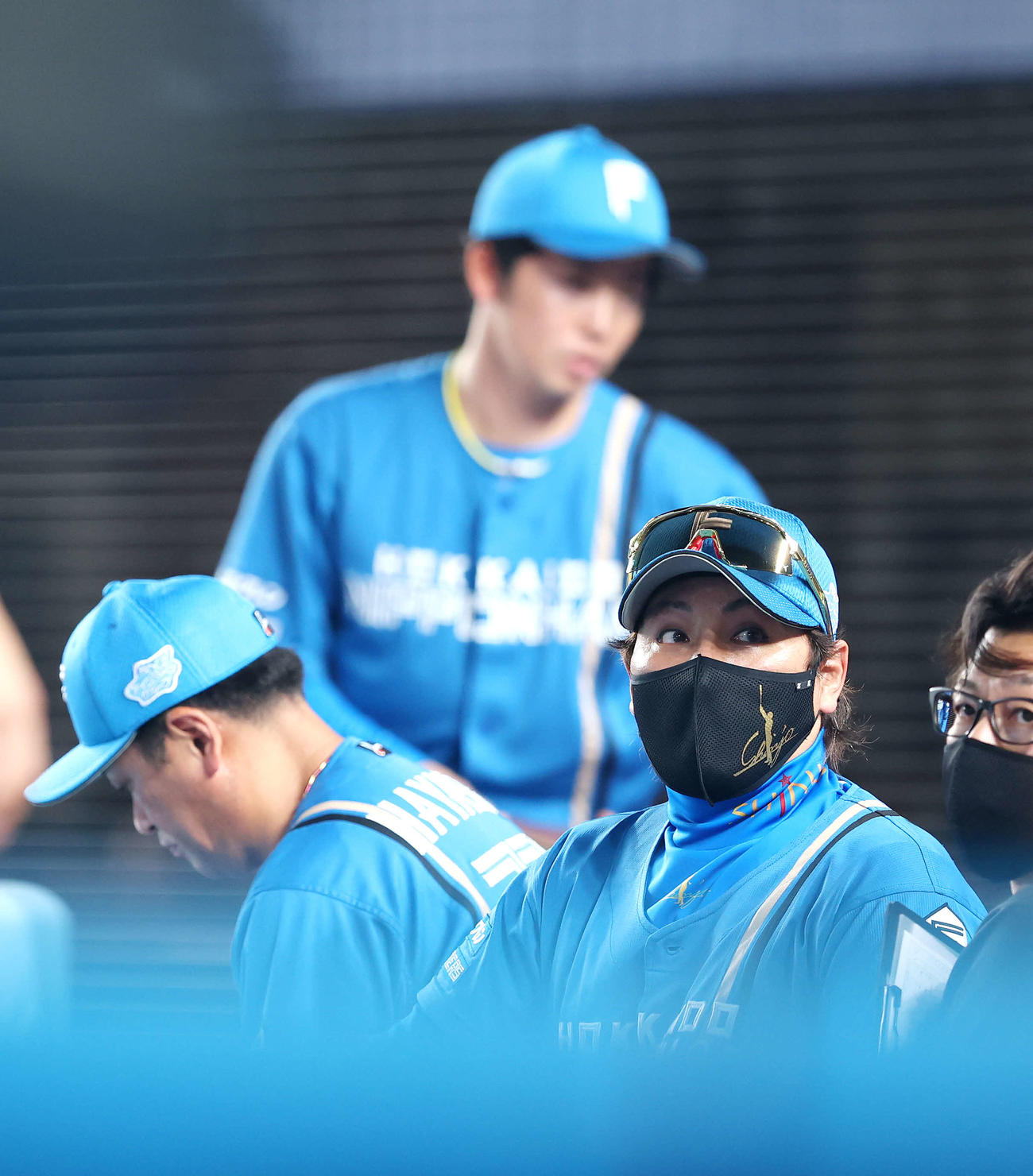 ロッテ対日本ハム　2回裏を終える新庄監督（撮影・河田真司）
