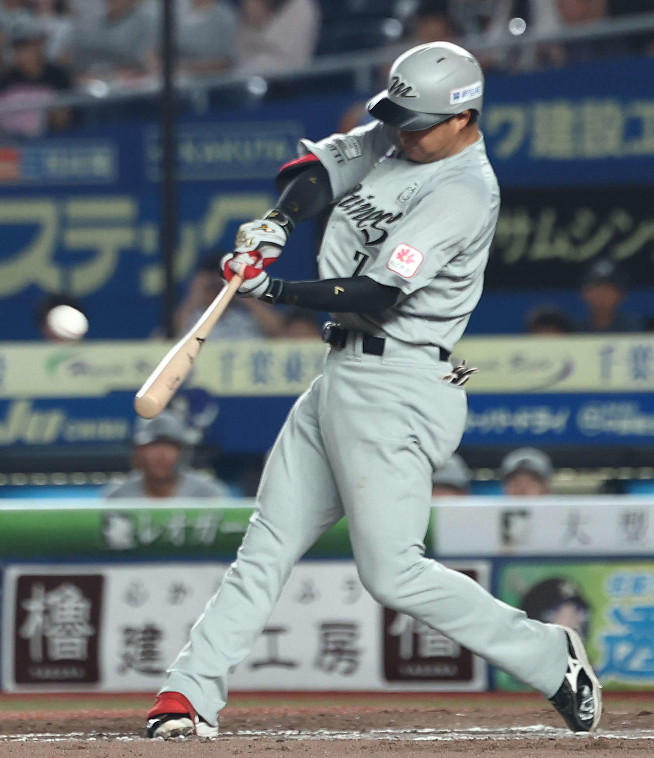ロッテ対日本ハム　4回裏ロッテ無死、右中間ソロ本塁打を放つ藤岡（撮影・河田真司）