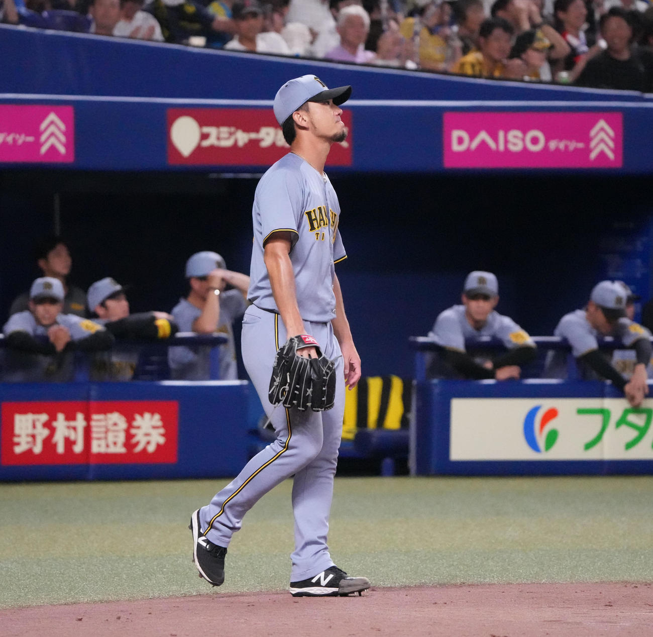中日対阪神　5回裏中日2死一、二塁、伊藤将（中央）は上林に右前適時打を打たれる（撮影・森本幸一）
