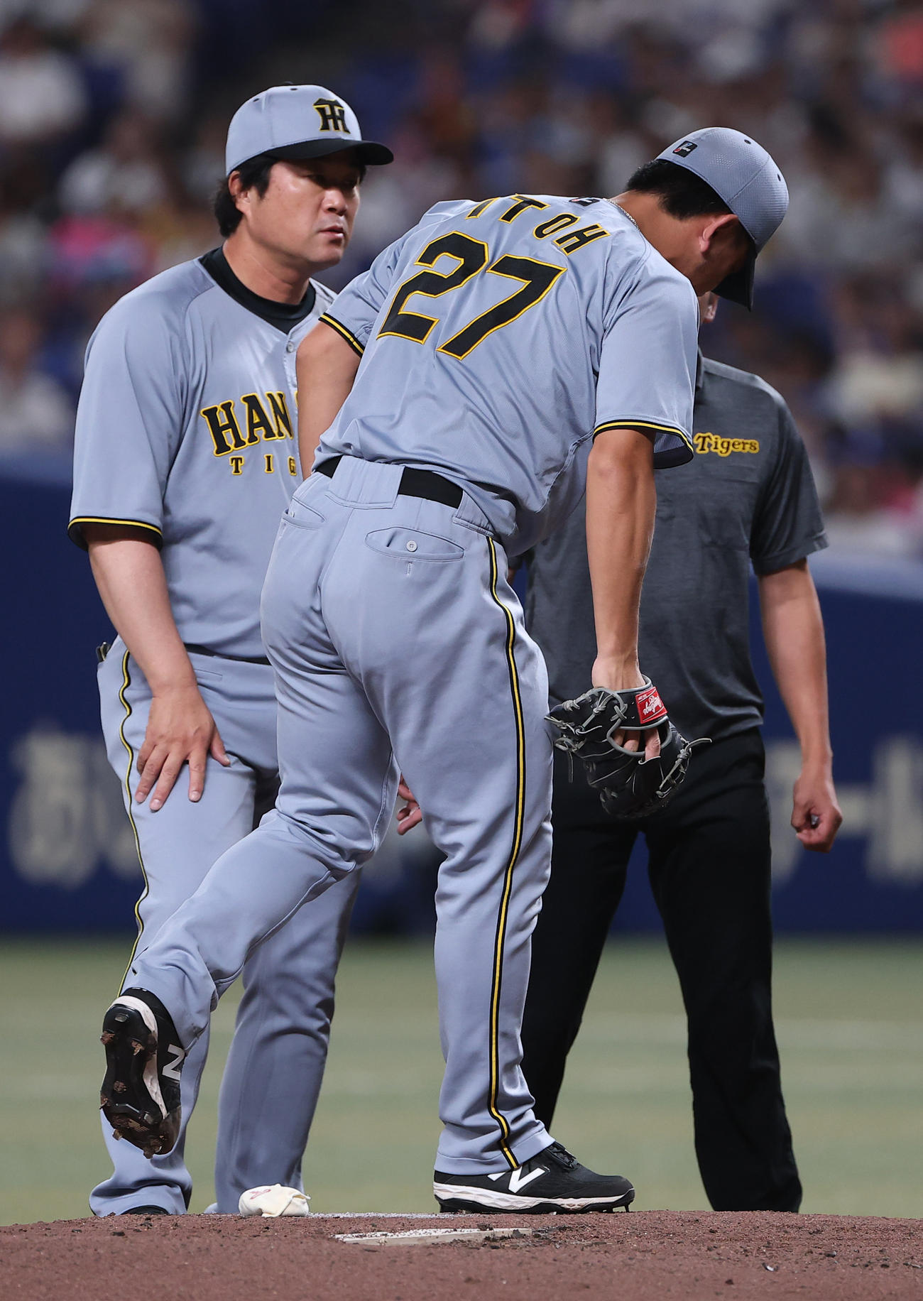 中日対阪神　1回裏中日無死、岡林の打球を当てた伊藤将（右）は体の確認をする（撮影・上田博志）