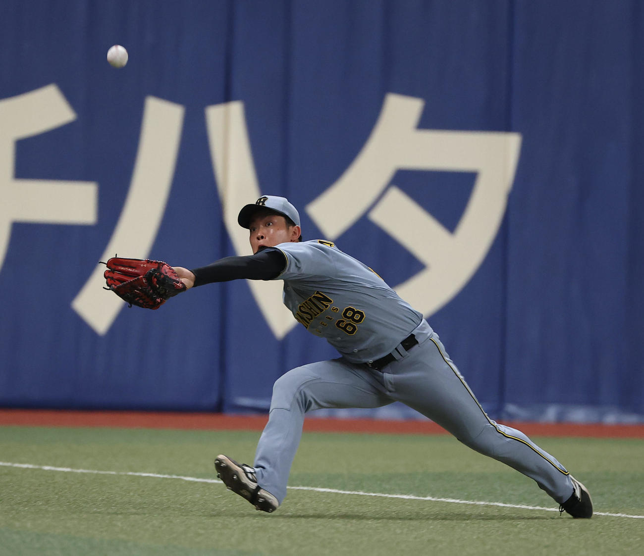 中日対阪神　5回裏中日2死一、二塁、中川は上林の打球に飛びつくも捕れずファウルとなる（撮影・上田博志）