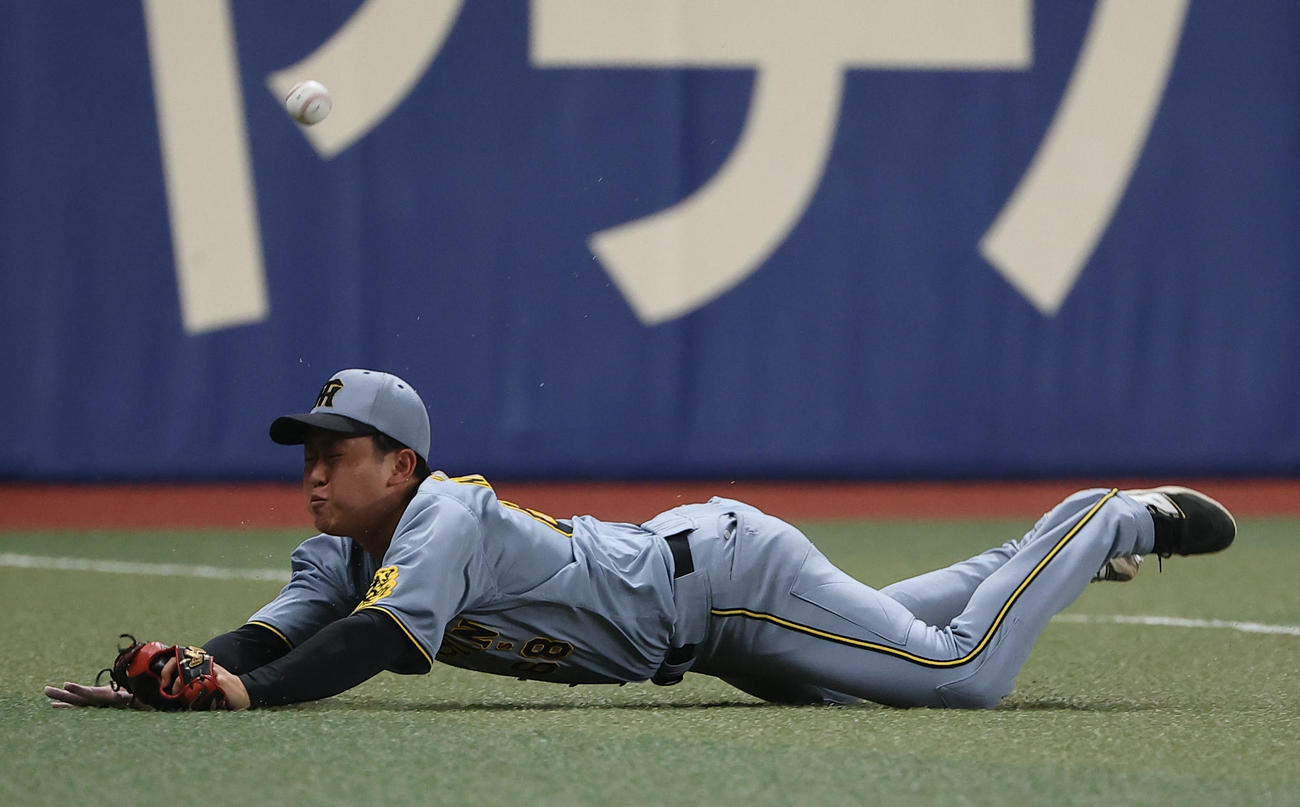 中日対阪神　5回裏中日2死一、二塁、中川は上林の打球に飛びつくも捕れずファウルとなる（撮影・上田博志）