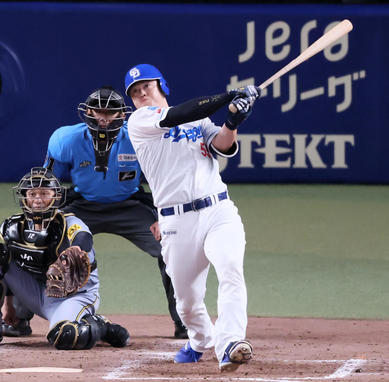 中日対阪神　5回裏中日2死一、三塁、細川は右越え3点本塁打を放ち勝ち越しに成功（撮影・加藤哉）