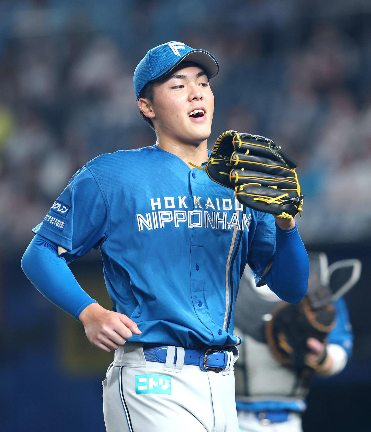 ロッテ対日本ハム　3回裏を抑えベンチに戻る柴田（撮影・河田真司）