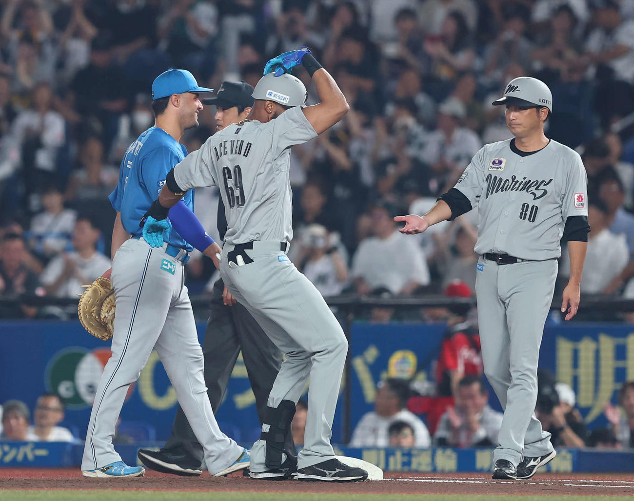 ロッテ対日本ハム　2回裏ロッテ1死、中前打を放ち出塁するアセベド（撮影・河田真司）