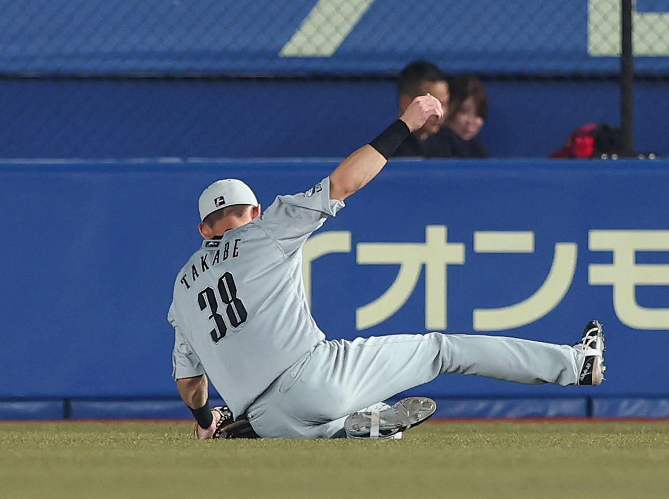 ロッテ対日本ハム　3回表日本ハム、松本の打球を好捕する高部（撮影・河田真司）