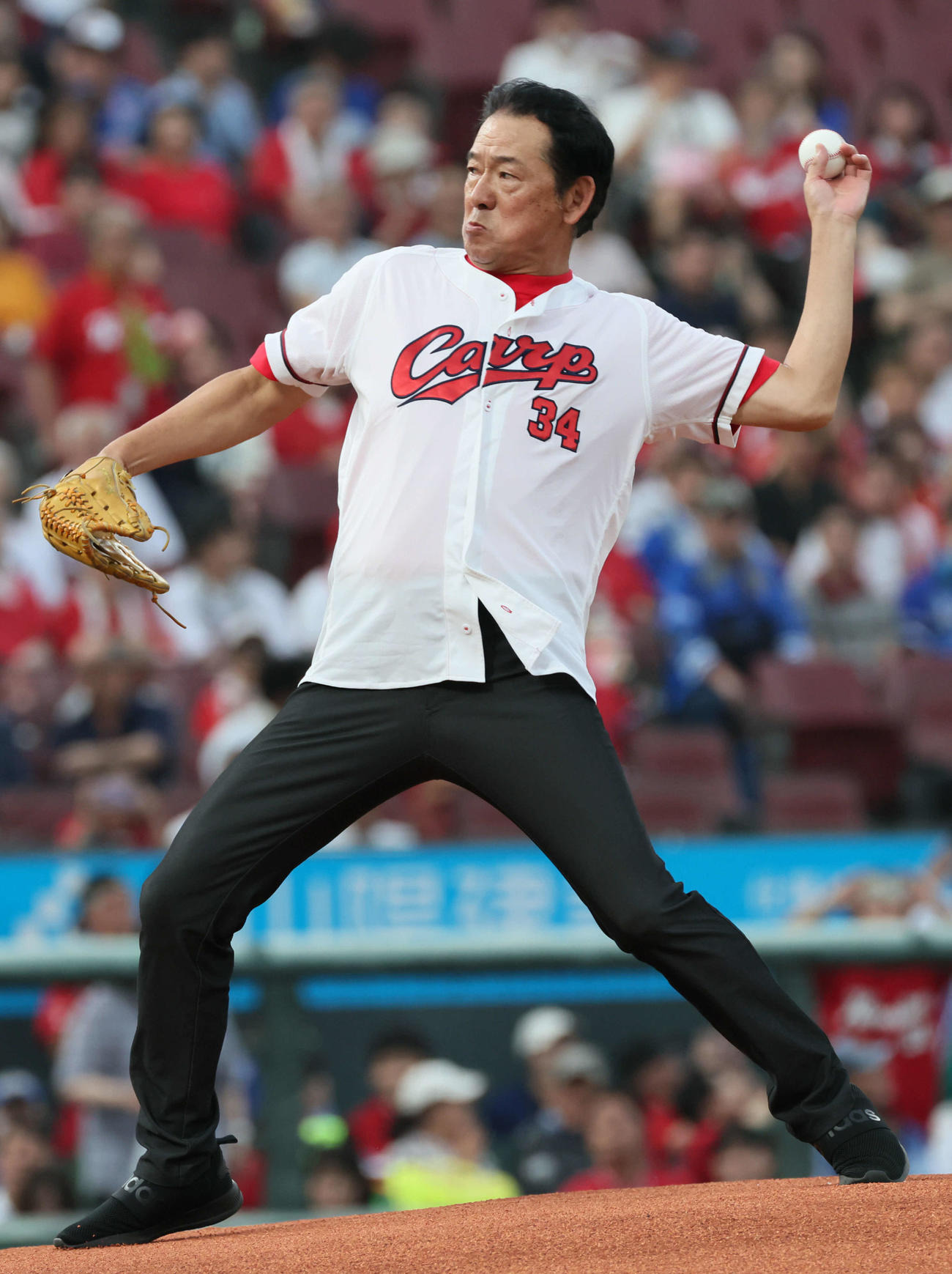 広島対DeNA　始球式で投げる広島OBの川口和久。右はスラィリー（撮影・加藤孝規）