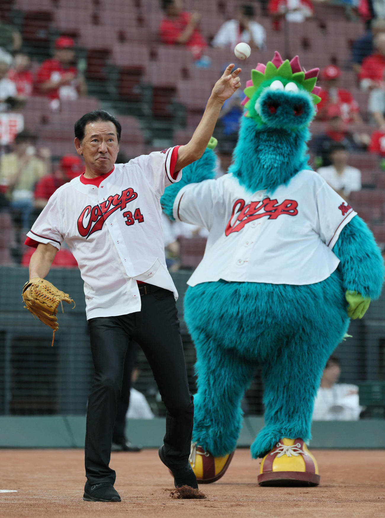 広島対DeNA　始球式の練習をする広島OBの川口和久。右はスラィリー（撮影・加藤孝規）