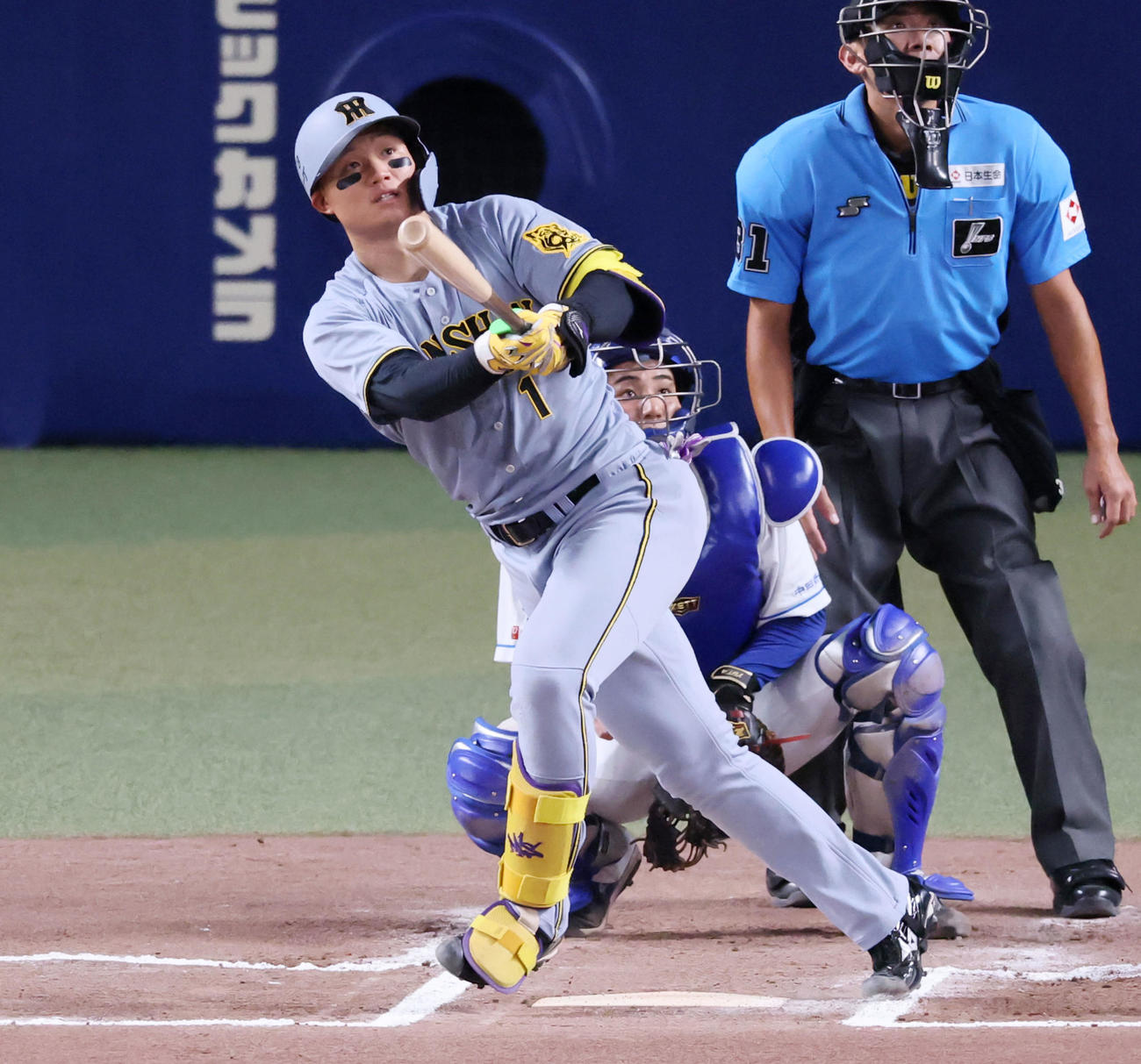 中日対阪神　6回表阪神無死、森下は左越えソロ本塁打を放つ（撮影・加藤哉）