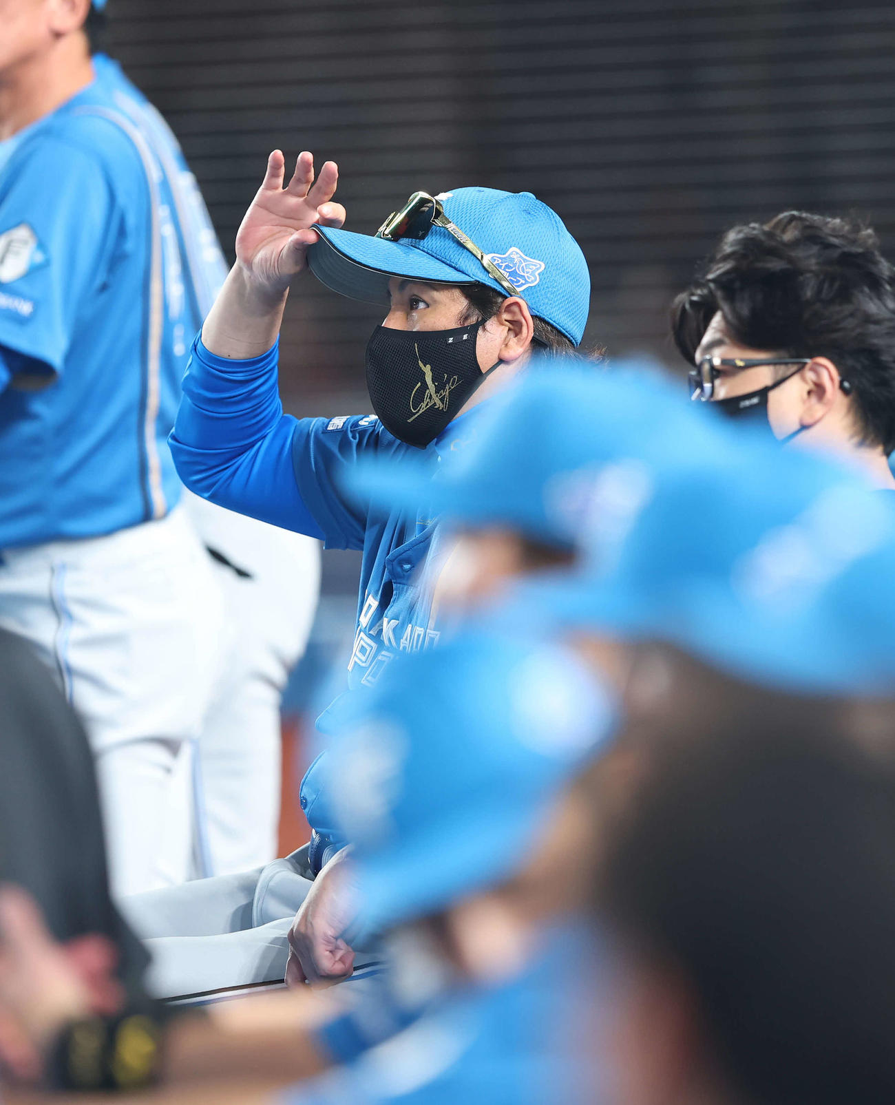 ロッテ対日本ハム　4回表、戦況を見守る新庄監督（撮影・河田真司）