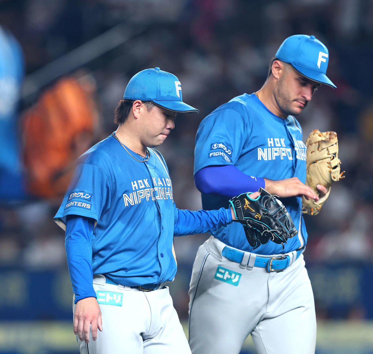 ロッテ対日本ハム　6回裏を抑えベンチに戻る金村（左）とマルティネス（撮影・河田真司）