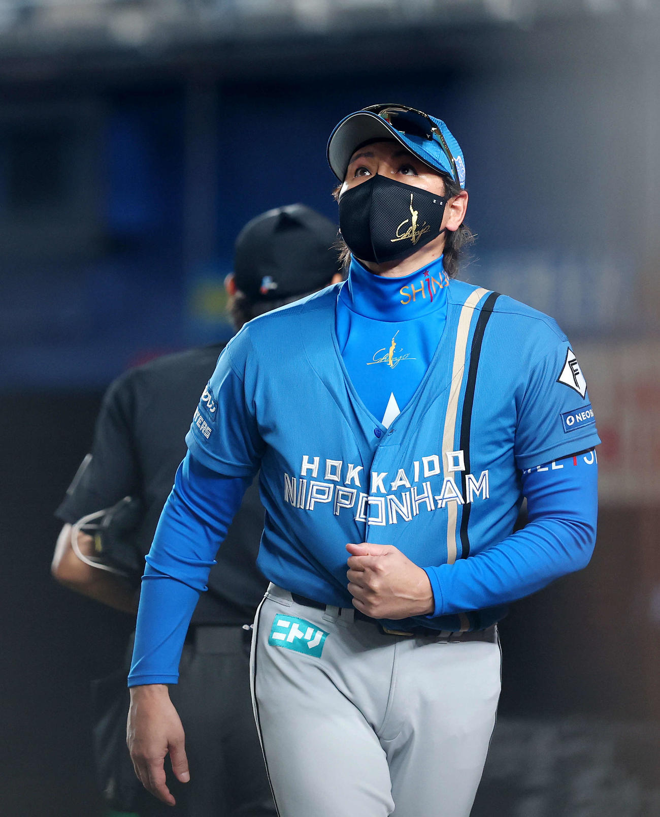 ロッテ対日本ハム　8回表を終え選手交代を告げる新庄監督（撮影・河田真司）