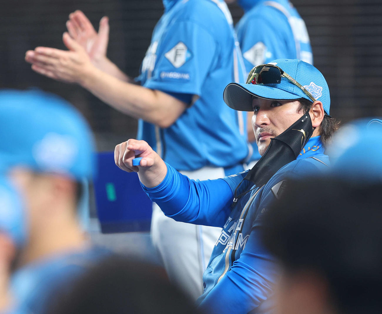 ロッテ対日本ハム　4回表を終え、選手交代を告げベンチに戻る新庄監督（撮影・河田真司）