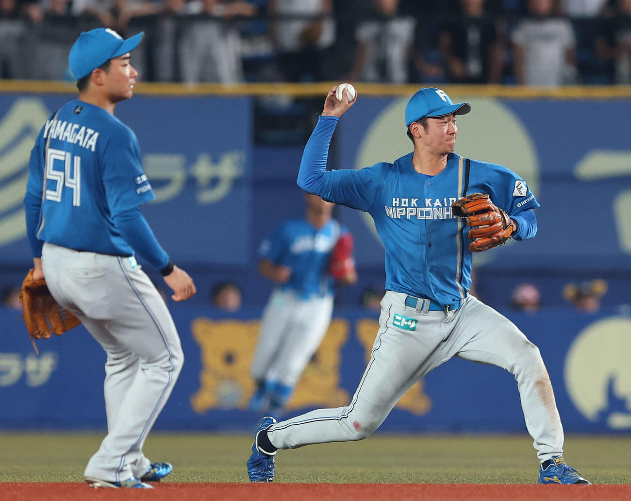 ロッテ対日本ハム　4回裏ロッテ無死、佐藤の打球を一塁に送球する石井（撮影・河田真司）