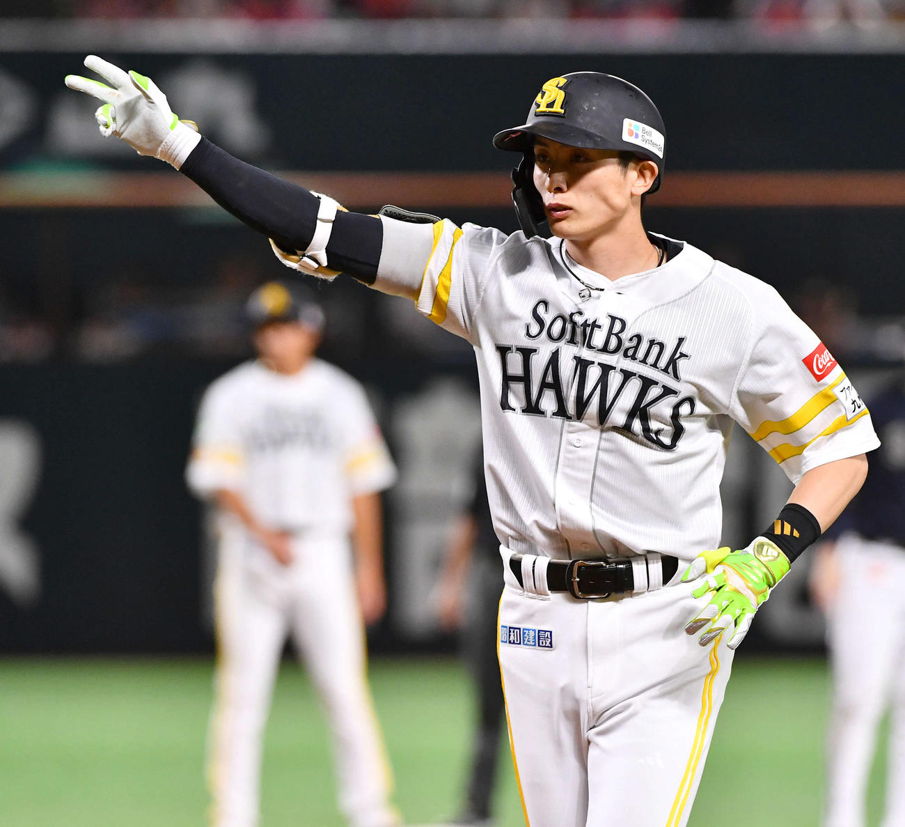 ソフトバンク対オリックス　2回裏ソフトバンク1死満塁、右前適時打を放った周東はベンチに向かってポーズを決める（撮影・岩下翔太）