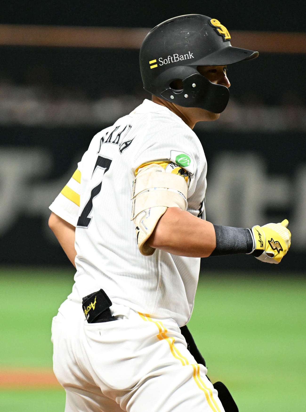 ソフトバンク対オリックス　3回裏ソフトバンク無死、中村は三塁打を放つ（撮影・林敢治）