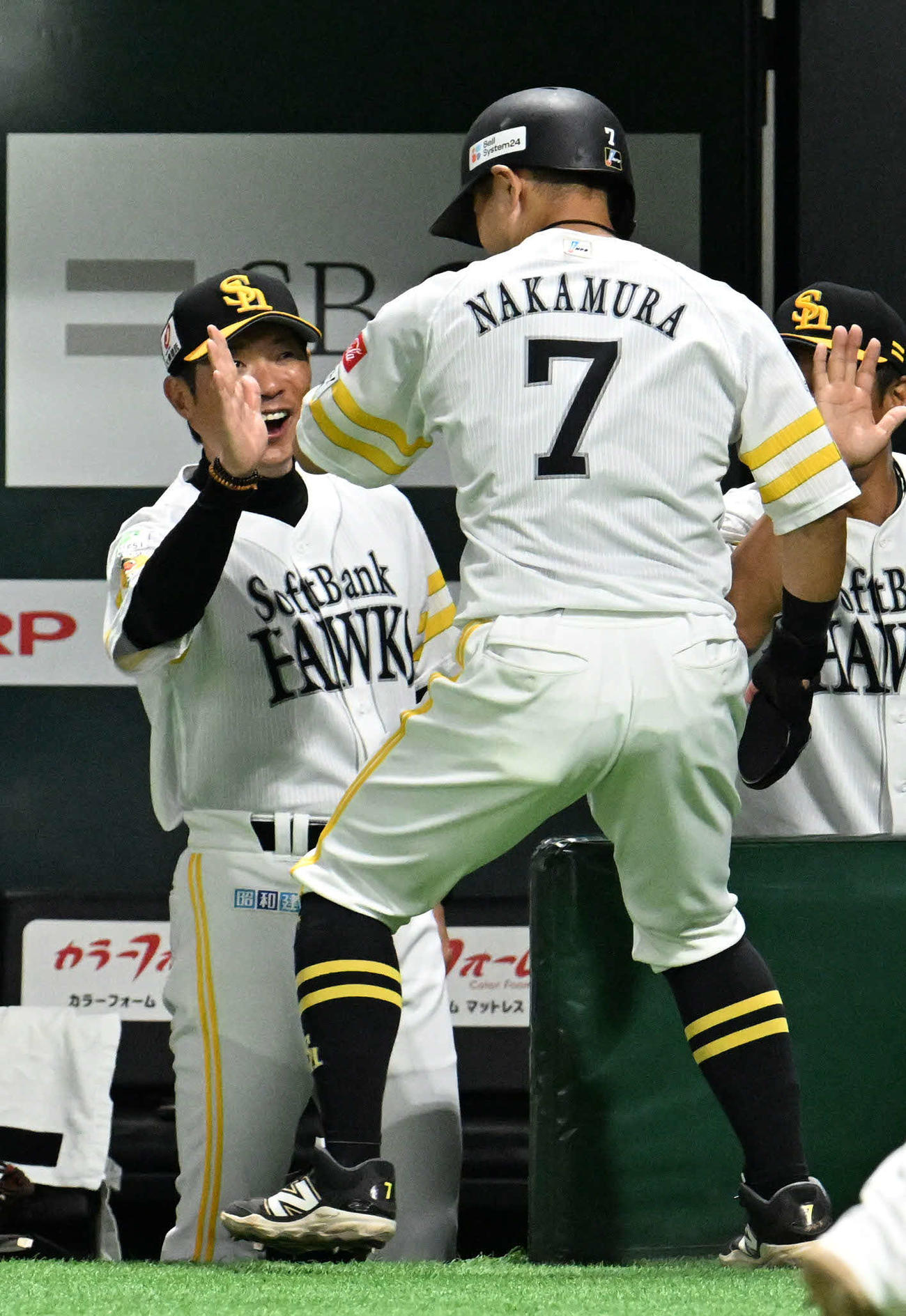 ソフトバンク対オリックス　3回裏ソフトバンク無死三塁、栗原の一邪飛で生還した中村（右）（撮影・林敢治）